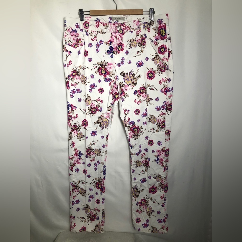 Womens White and Floral Pants. Waist 39” x Inseam 32”(14).